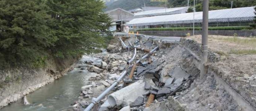 木下川牙をむく　道路寸断しパイプあらわ