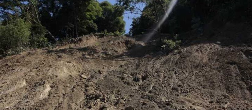 樹木茂る道に視界広がる　山肌大きく削られる