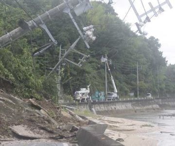 土砂崩れ道路を寸断　復旧作業続く