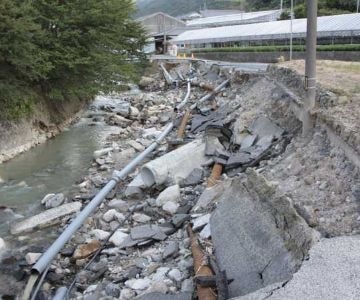 木下川牙をむく　道路寸断しパイプあらわ